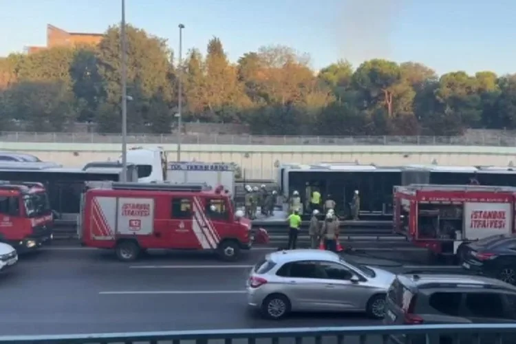 Zeytinburnu’nda Metrobüs Yangını: Yolcular Tahliye Edildi